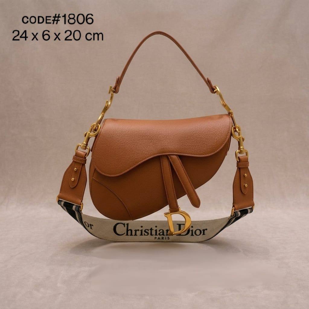 CHRISTIAN DIOR
sᴀᴅᴅʟᴇ ᴄʀᴏssʙᴏᴅʏ ʙᴀɢ
ʟᴇᴀᴛʜᴇʀ & ᴏʙʟɪǫᴜᴇ ᴍᴀᴛᴇʀɪᴀʟ
sɪᴢᴇ : 24 cm
ᴡɪᴛʜ BOX
🎁🎁🎁

120 dhs✅

Zain31
♥️♥️♥️