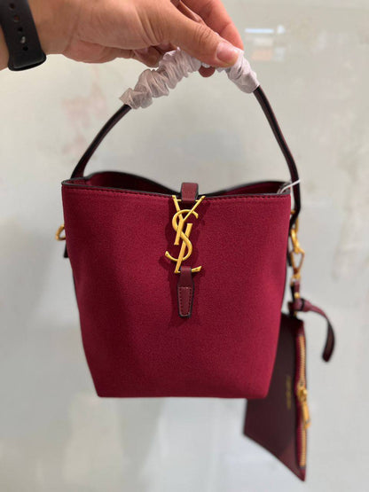 YSL
95 dhs💓

with box
🎁🎁🎁

size 25×13×19cm

Zain42
♥️♥️♥️