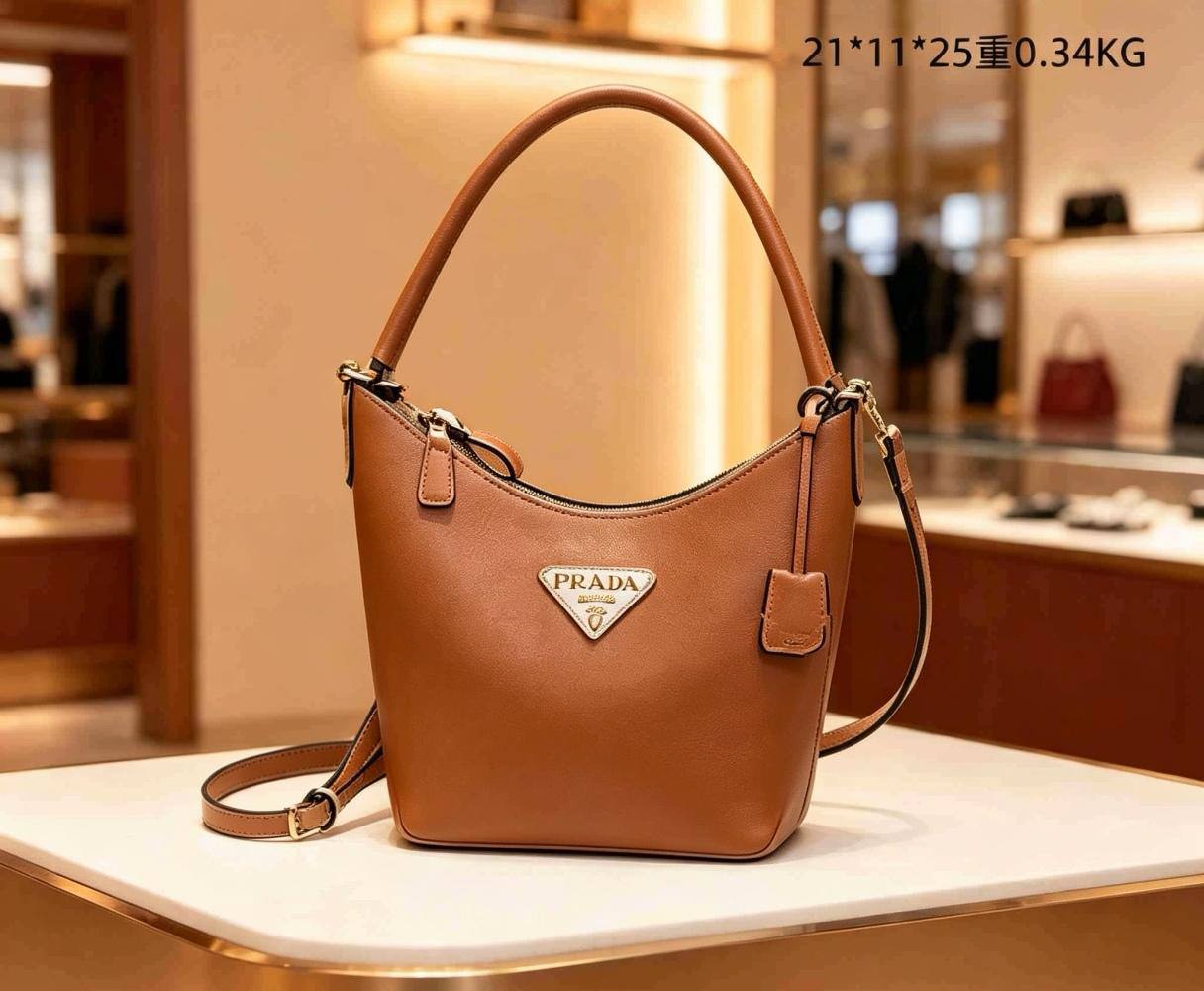 Prada 
90 dhs✅

Zain07
♥️♥️♥️