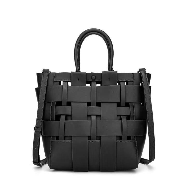 BOTTEGA 
115 dhs✅
Size 23cm🌹🤩

Zain161
♥️♥️♥️