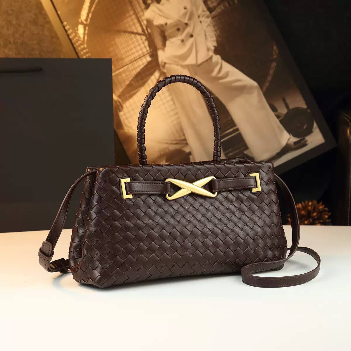 BOTTEGA NEW CAME HIGH QUALITY WITH BOX 
150 dhs✅

Zain295
♥️♥️♥️