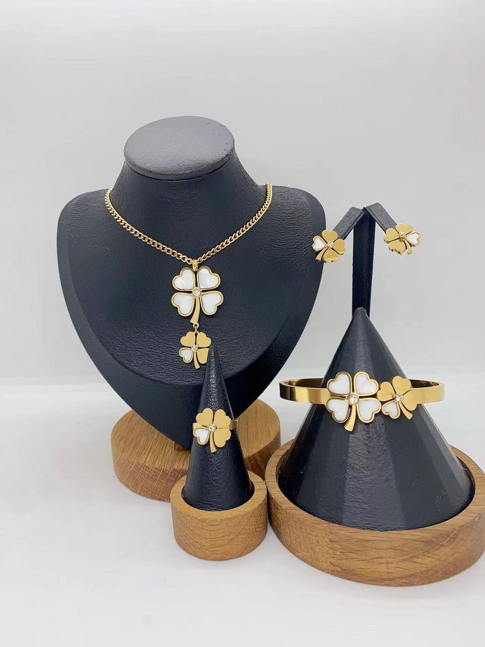 Stainless steel SET 💯*
Necklace ❤️‍🩹
Earring 🍁
Breslat ❣️
Ring 💍 free size
With normal boxes 📦 
And paper bag 🛍️
45 dhs🪙🌺

Zain216