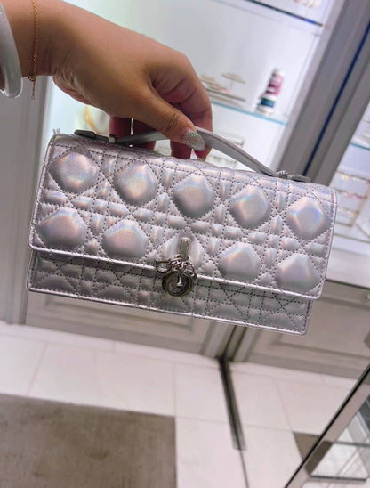 Dior
100 dhs✅
Good-quality 

Zain35
♥️♥️♥️