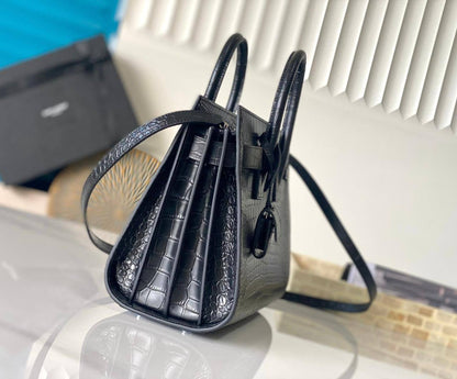 YSL COPY ONE

 NEW CAME 

26CM 

140 dhs🪙🌨️

Zain39
♥️♥️♥️