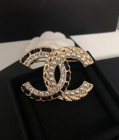 CHANEL❤️‍🔥*
BROOSH🦋
Master quality 💯
With normal boxes 📦 
50 dhs❣️
With master box 🗃️ 
60 dhs❣️

Zain216
♥️♥️♥️