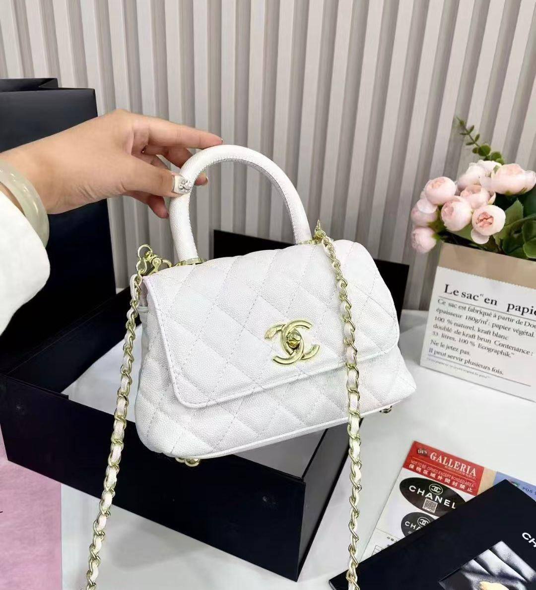 CHANEL
 NEW CAME GOOD QUALITY 
WITH MAGNETS BOX 🎁

110 dhs❣️

Zain279
♥️♥️♥️
