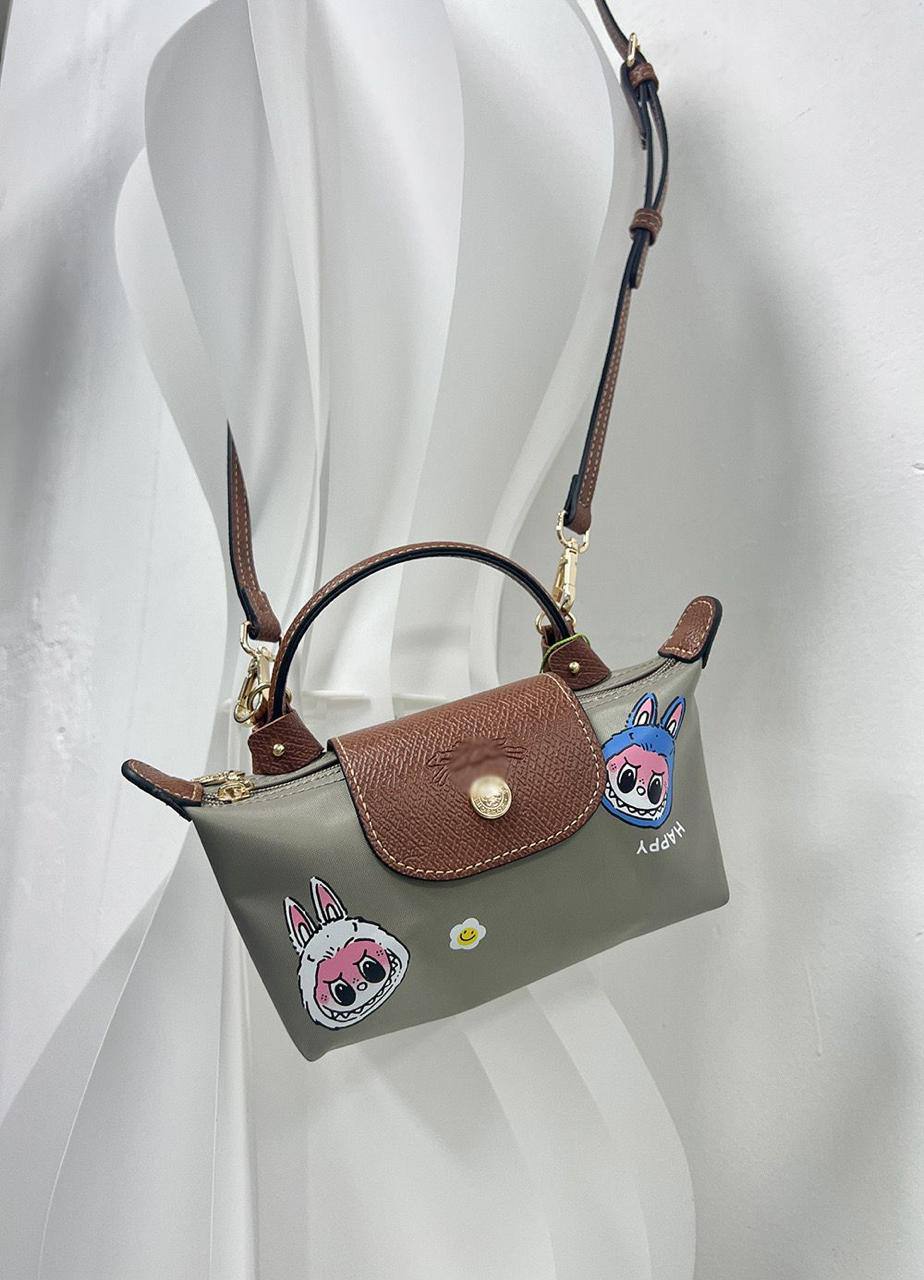 🎄Christmas gifts 🎊 
⛄️Labubu＋LongChamp 
1️⃣ First  Quality 
Size：20 * 10 * 5 cm
45 dhs🪙🌨️

Zain115
♥️♥️♥️