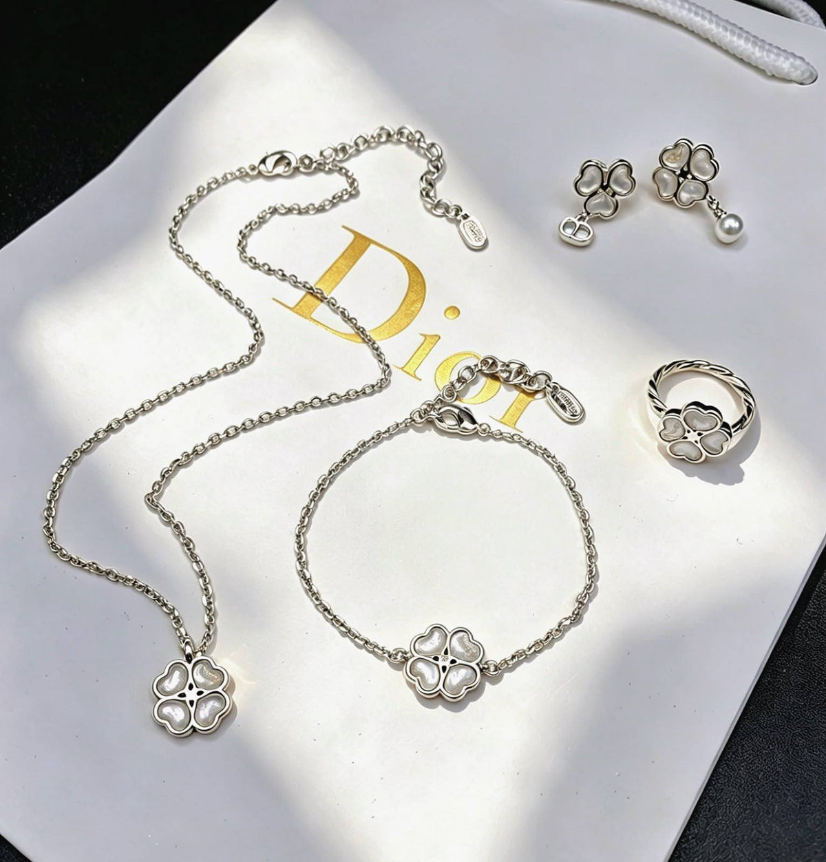 DIOR SET 
MASTER ✨💫
NECKLACE BRACELET EARRINGS RING
WITH BOX AND PAPER BAG🎁🛍️
205 dhs🇦🇪🇦🇪

Zain89
♥️♥️♥️