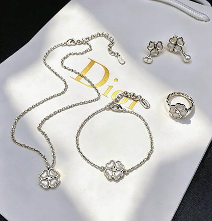 DIOR SET 
MASTER ✨💫
NECKLACE BRACELET EARRINGS RING
WITH BOX AND PAPER BAG🎁🛍️
205 dhs🇦🇪🇦🇪

Zain89
♥️♥️♥️