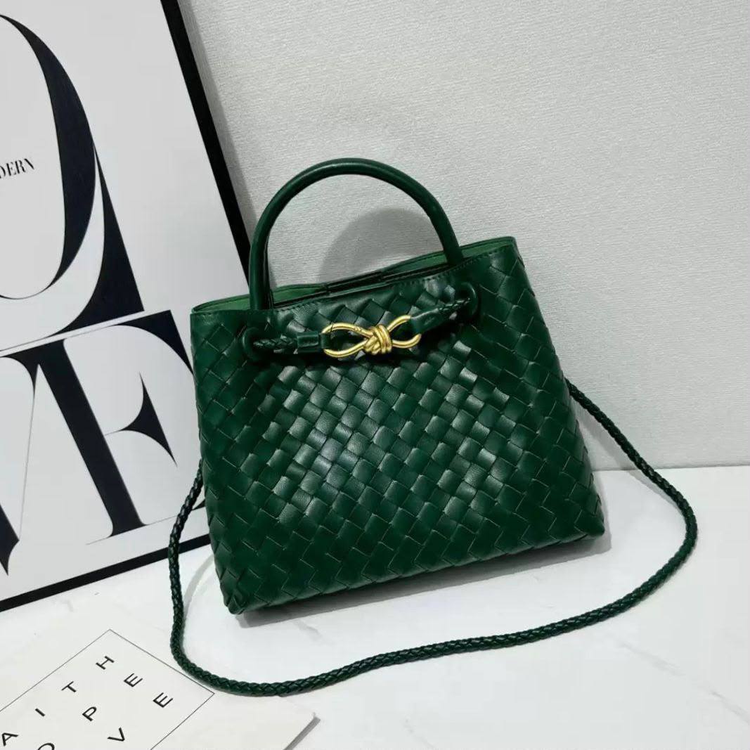 BOTTEGA 
GOOD QUALITY 
WITH BOX 
120 dhs💛
Size: 25cm

Zain295
♥️♥️♥️