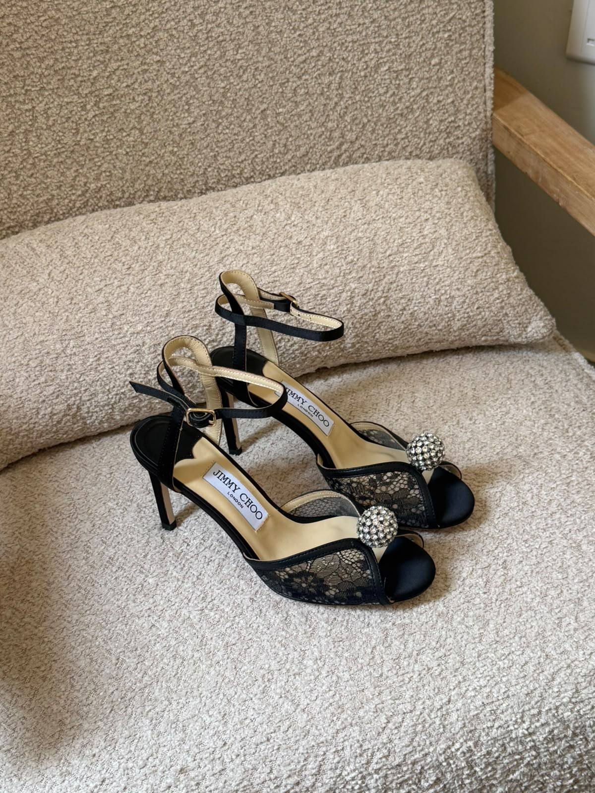 Jimmy choo

𝐒𝐢𝐳𝐞𝐬: 𝟑𝟔 — 𝟒𝟏
500 dhs🇦🇪🇦🇪

Zain298
♥️♥️♥️