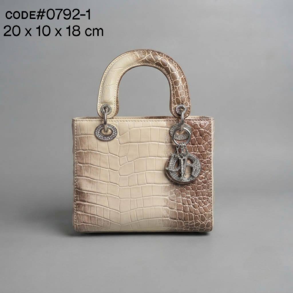 Dior
ᴄʀᴏᴄᴏᴅɪʟᴇ ᴘᴀᴛᴇɴᴛ ʟᴇᴀᴛʜᴇʀ
ɪɴ ᴅɪᴀᴍᴏɴᴅ ɪɴɢʀᴀᴠᴇ
sɪʟᴠᴇʀ ʜᴀʀᴅᴡᴀʀᴇ
ᴡɪᴛʜ ʟᴏɴɢ ʙᴇʟᴛ sᴛʀᴀᴘ
sɪᴢᴇ : 20cm
ᴡɪᴛʜ BOX

110 dhs🇦🇪🇦🇪

Zain31
♥️♥️♥️