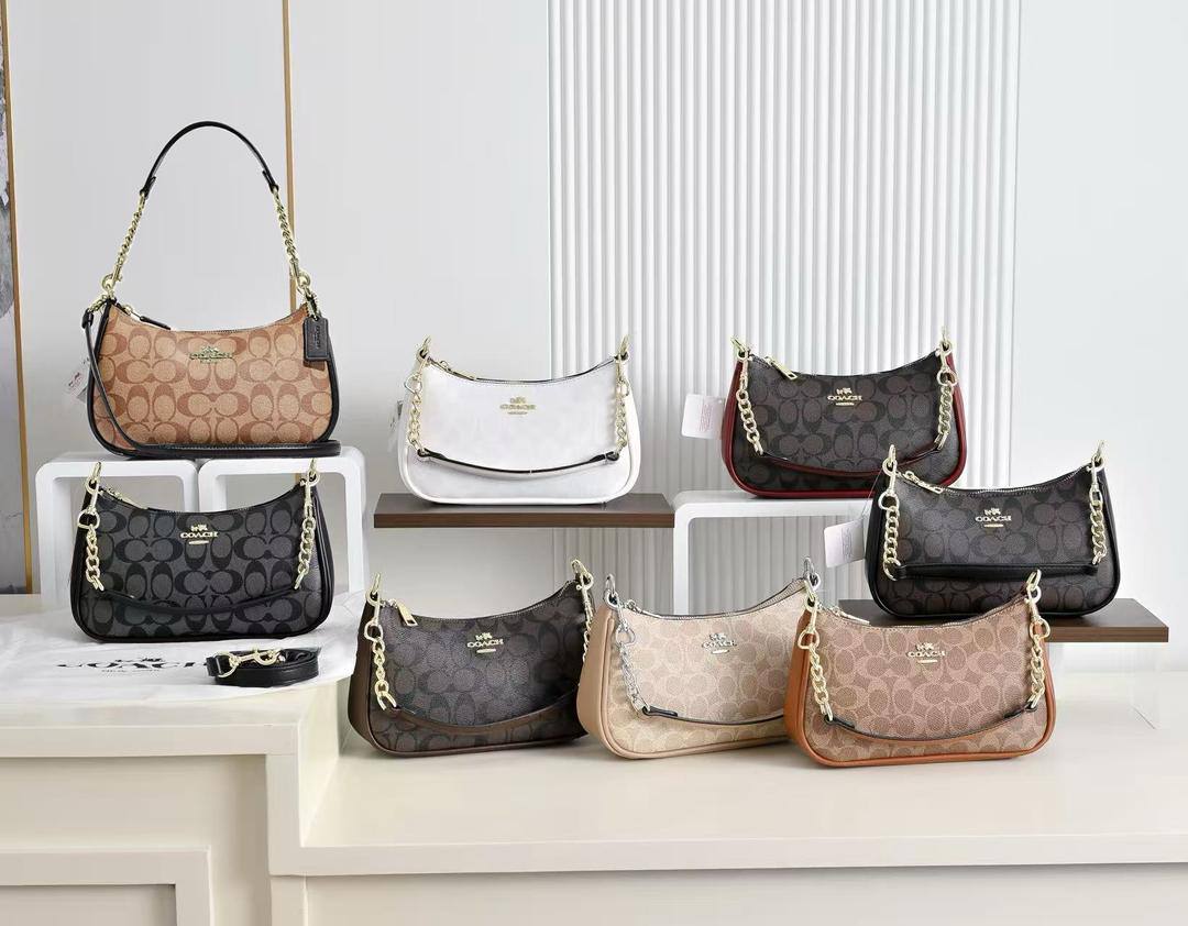 Coach
80 dhs✅
size 24×7×14cm

Zain42
♥️♥️♥️