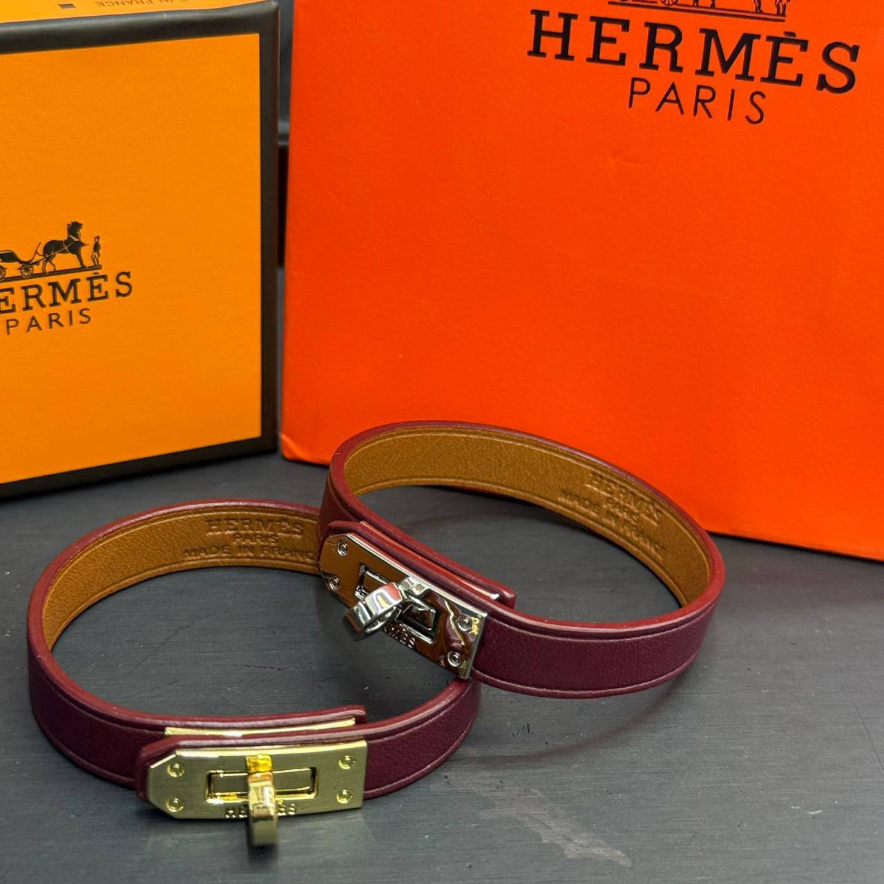 Hermes ❤️‍🔥*
Bracelet ✨
With black boxes 
20 dhs❤️
With normal boxes 🗃️ 
And paper bag🛍️
30 dhs❤️

Zain216
♥️♥️♥️