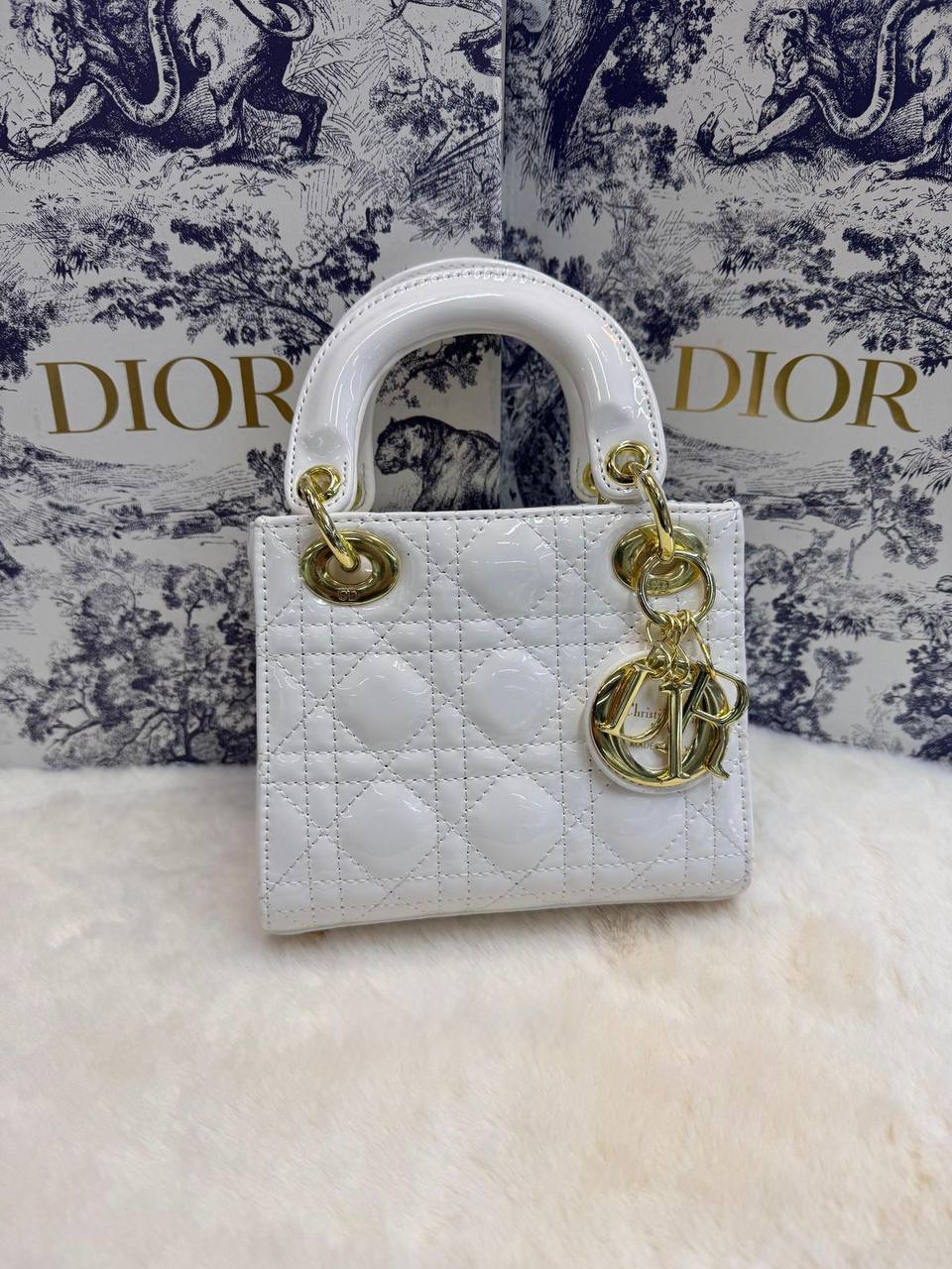 Dior
 (𝐥𝐚𝐝𝐲)
𝐰𝐢𝐭𝐡 𝐛𝐨𝐱 
🎁🎁🎁

𝐥𝐞𝐚𝐭𝐡𝐞𝐫 𝐦𝐚𝐭𝐭𝐞
𝐬𝐢𝐳𝐞:17𝐜𝐦
100 dhs🪙🖤

Zain56
♥️♥️♥️