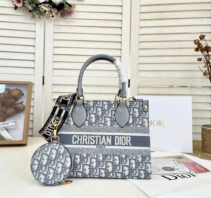 Dior 

Good Quality

With Box 🎁🎁🎁

110 dhs🇦🇪

Zain250
♥️♥️♥️