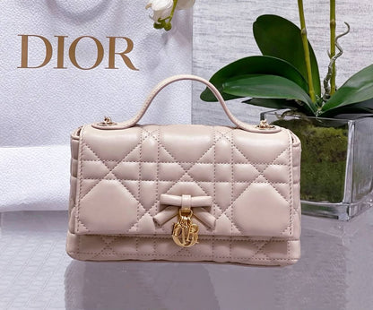 DIOR 
HIGH QUALITY 
WITH BOX  
🎁🎁🎁

120 DHS✅

Zain295
♥️♥️♥️