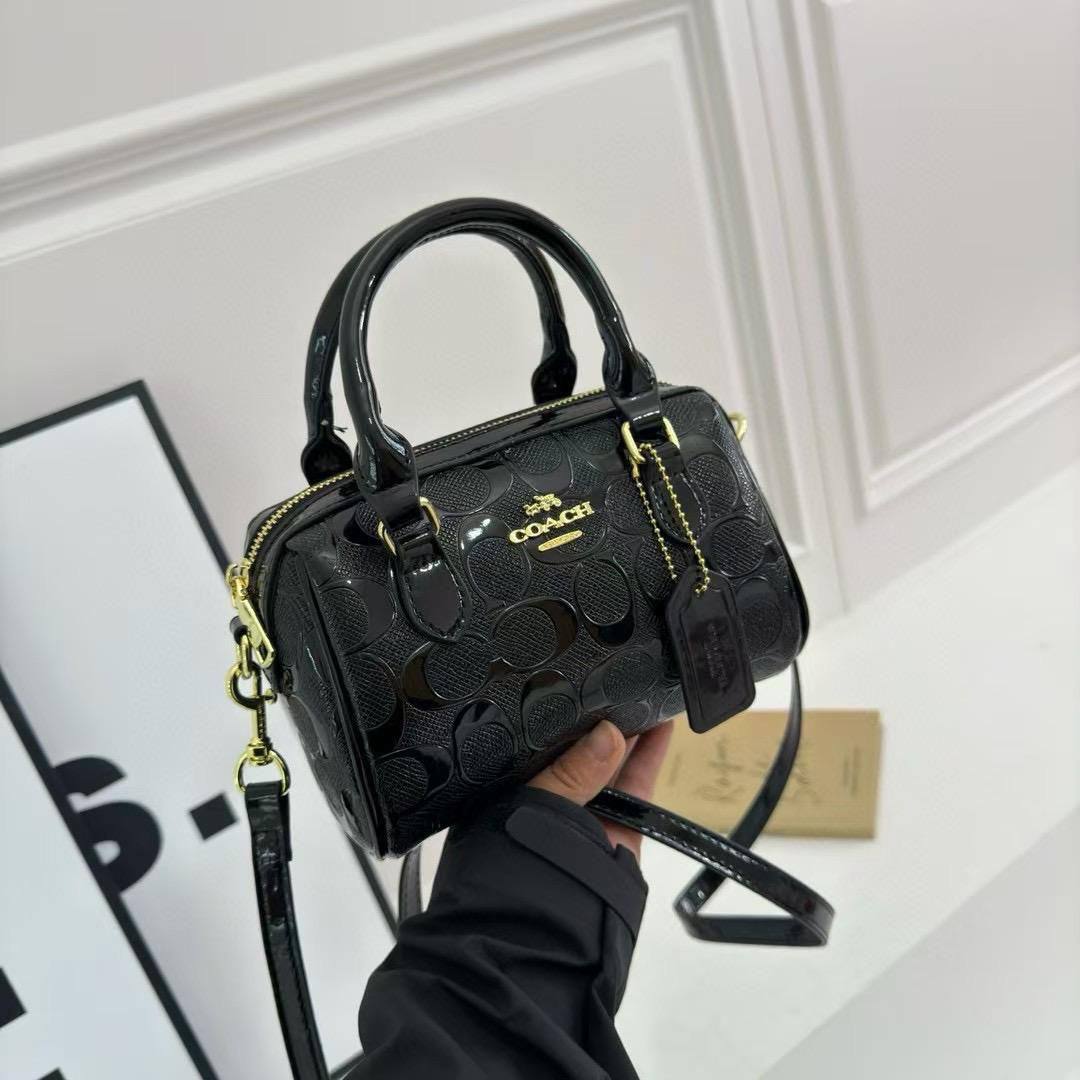 Coach

80 dhs✅

With box
🎁🎁🎁

Zain219
♥️♥️♥️