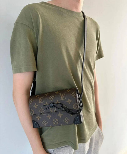 LV
 UNISEX GOOD QUALITY 
WITH BOX 
🎁🎁🎁

85 dhs✅

Zain295
♥️♥️♥️