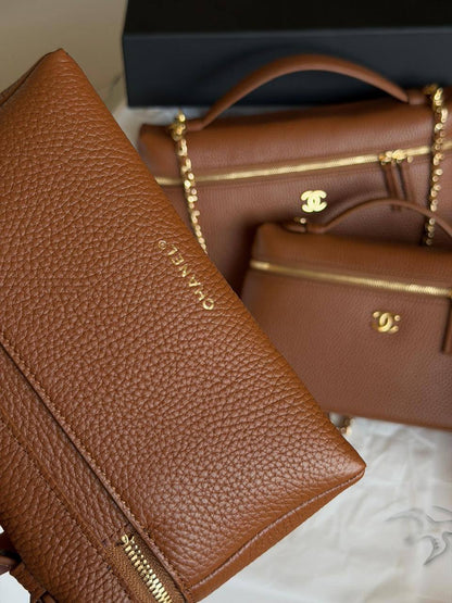 Chanel
 𝐕𝐀𝐍𝐈𝐓𝐘 𝐂𝐀𝐒𝐄 𝐖𝐈𝐓𝐇 𝐂𝐇𝐀𝐈𝐍 𝐒𝐔𝐏𝐄𝐑 𝐌𝐀𝐒𝐓𝐄𝐑 𝐐𝐔𝐀𝐋𝐈𝐓𝐘 
𝐋𝐀𝐑𝐆𝐄 -1300 dhs✅
𝐌𝐞𝐝𝐢𝐮𝐦 - 1250 dhs✅
𝐒𝐦𝐚𝐥𝐥 - 1200 dhs✅

ETAG4
♥️♥️♥️