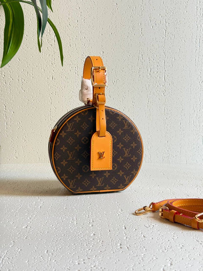*Louis Vuitton Petite Boite bag*👀🧡
LV
*Size: mini 13cm, Large 17.5cm*

*Super high quality🤩🪐👌🏼*
For Price 👇 WhatsApp✅
0568585901 
0507557372
0552275751 Owner Zain 👌

Zain325
♥️♥️♥️