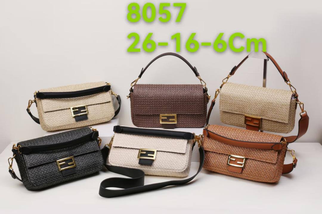 Fendi
85 dhs❣️

with box
🎁🎁🎁

26cm fendi
18cm jacquemus
Two styles

Zain26
♥️♥️♥️