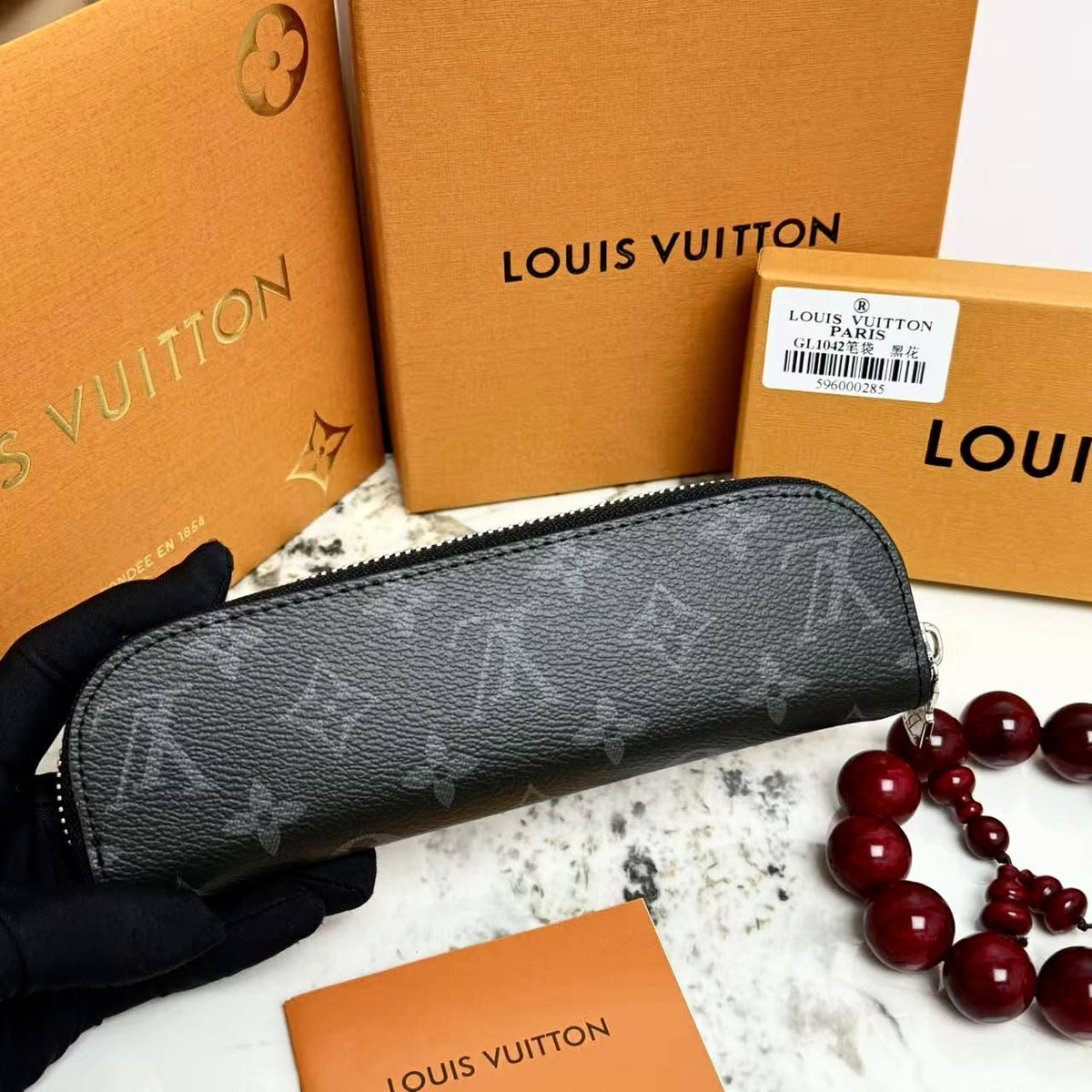 LOUIS VUITTON 

PEN BAG 

NEW CAME 
GOOD QUALITY 
WITH BOX 

55 dhs🇦🇪🇦🇪

Zain295
♥️♥️♥️