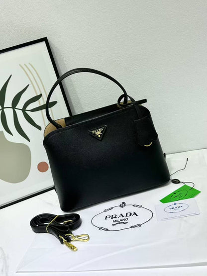 prada 
good quality
120 dhs🪙🌨️

Zain200
♥️♥️♥️