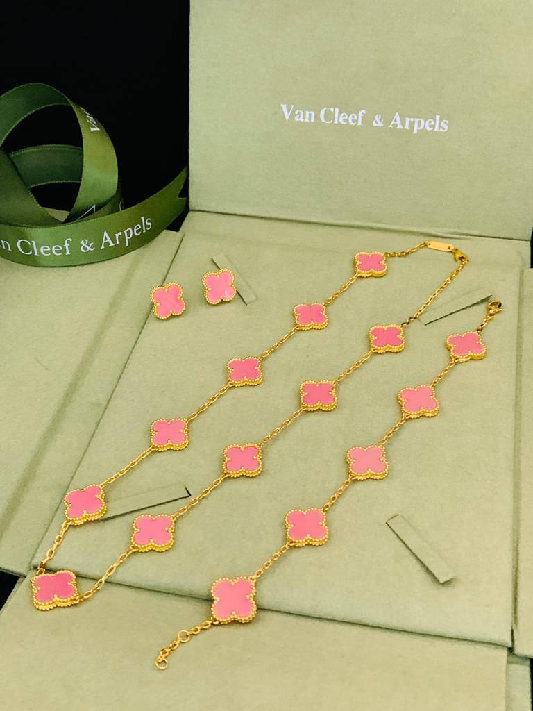 230 dhs✅ SET 
VCA
MASTER 💫✨
NECKLACE BRACELET EARRINGS
WITH BOX AND PAPER BAG🎁🛍️

Zain89
♥️♥️♥️