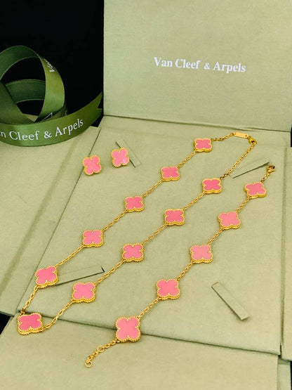 230 dhs✅ SET 
VCA
MASTER 💫✨
NECKLACE BRACELET EARRINGS
WITH BOX AND PAPER BAG🎁🛍️

Zain89
♥️♥️♥️