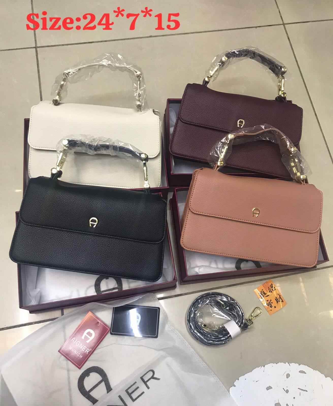 Aigner
100 dhs❤️
Size 24*7*15

Zain07
♥️♥️♥️