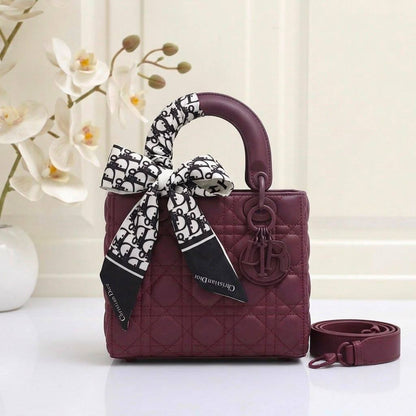 Dior
High quality 
Size：20cm
With box 
120 dhs🇦🇪🇦🇪

Zain136
♥️♥️♥️