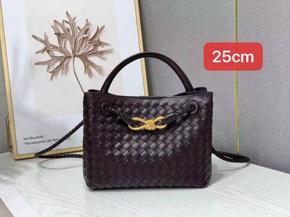 Bottega
 25cm 
with box 
110 dhs✅

Zain168
♥️♥️♥️