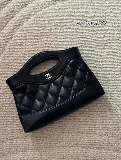 Chanel

95 dhs🇦🇪🇦🇪

size：18cm 
Silver logo 
with box

Zain35
♥️♥️♥️