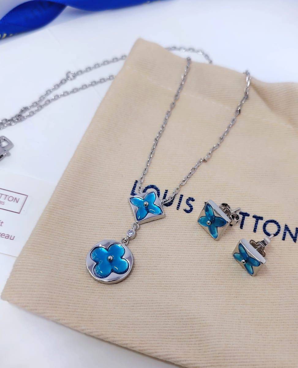 LV SET❤️‍🔥*
Necklace 🦋
Bracelet 🌸
Earring 🌊
Master quality 💯
With normal boxes 🗃️ 
150 dhs❣️
With master box 📦 
170 dhs❣️

Zain216
♥️♥️♥️