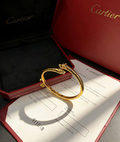 CARTIER BANGLE 
MASTER✨💫
80 dhs🇦🇪🇦🇪

 WITH BOX AND PAPER BAG🛍️🎁

Zain89
♥️♥️♥️