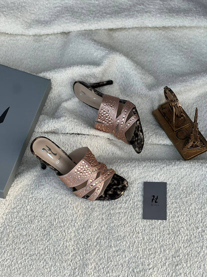 New. Gina  heel

   Size  .  36.  to 41

90 dhs❣️

Zain80
♥️♥️♥️