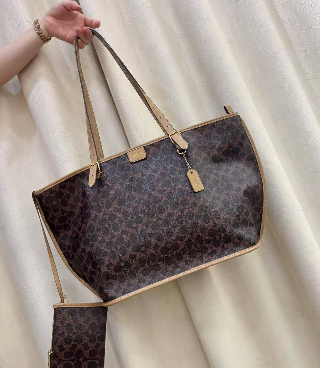 COACH 
HIGH QUALITY 
120 dhs🇦🇪🇦🇪
Size:50cm

Zain295
♥️♥️♥️