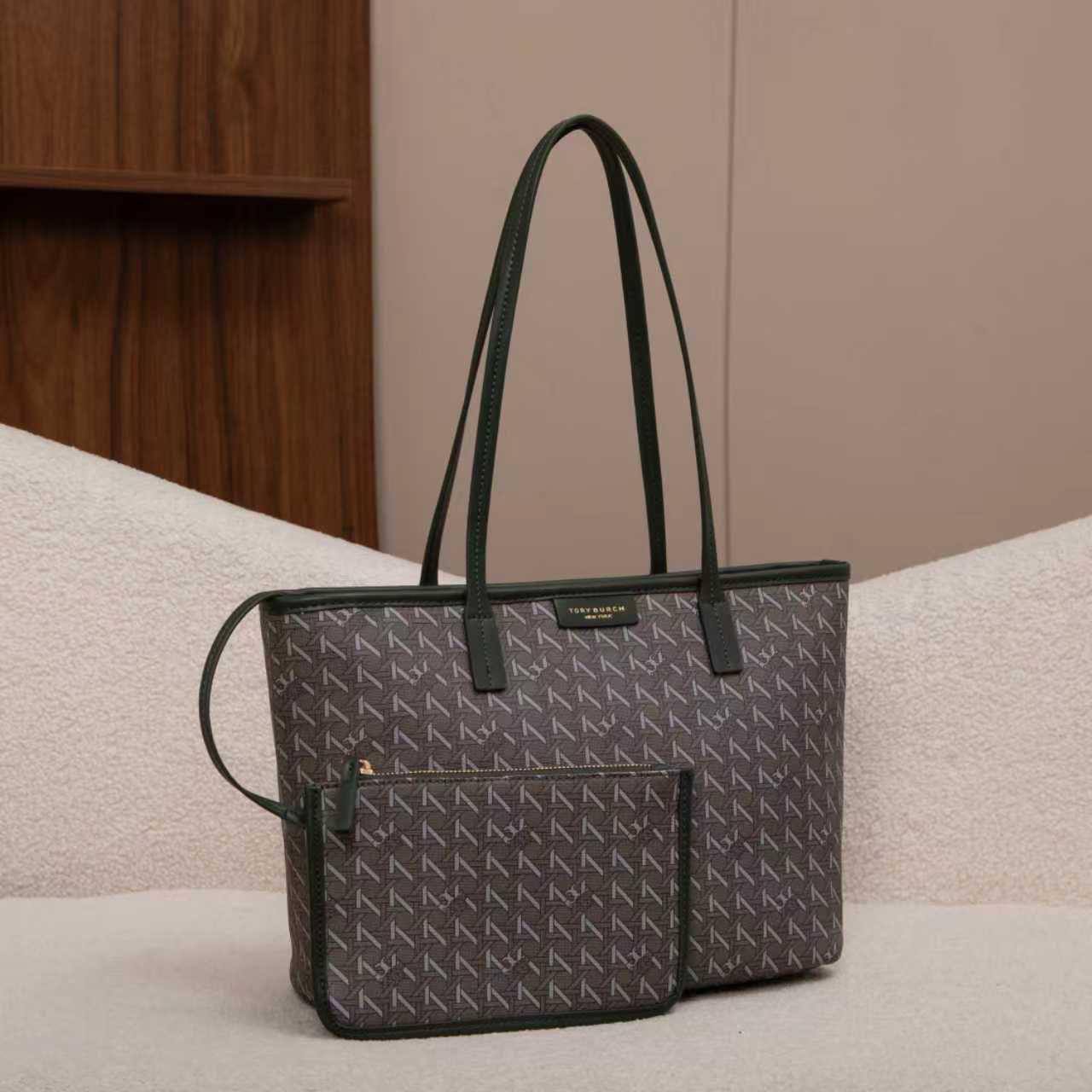 Tory Burch
95 dhs❣️

Zain07
♥️♥️♥️