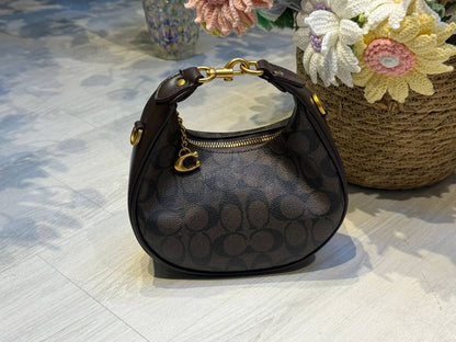 COACH 
20cm

95 dhs🪙

with box
🎁🎁🎁

Zain44
Zain254
♥️♥️♥️