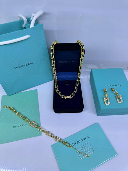 Tiffany set💥*
*Stainless steel SET 💯*
Necklace ❤️‍🩹
Earring 🍁
Breslat ❣️
With normal boxes 📦 
And paper bag 🛍️
65 dhs🗽
With master box 🗃️ 
95 dhs🗽

Zain216
♥️♥️♥️