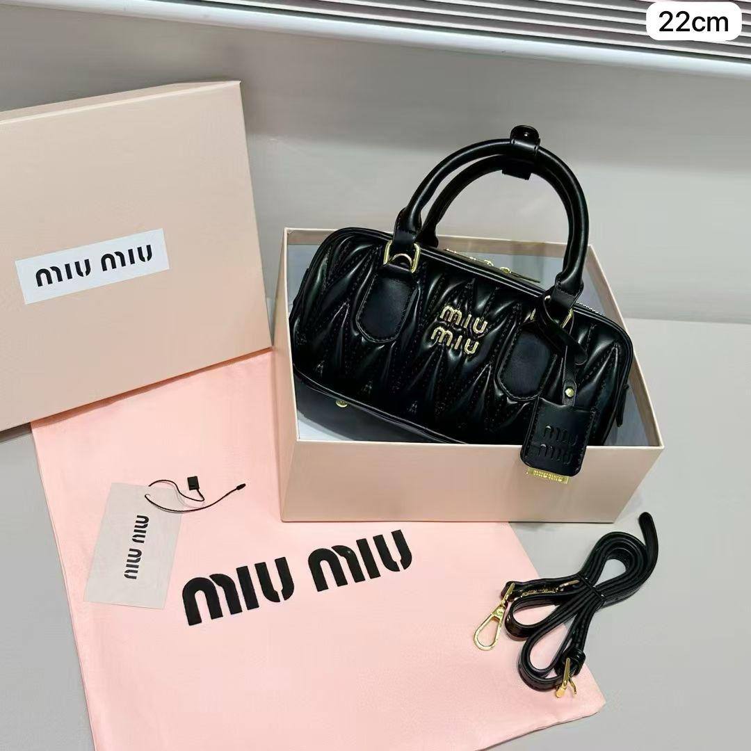 🌸 Miu Miu nice design
1⃣️ First quality +🎁
Size : 22 * 10.5 * 7.5 cm
80 dhs✅
with box🎁

Zain115
♥️♥️♥️