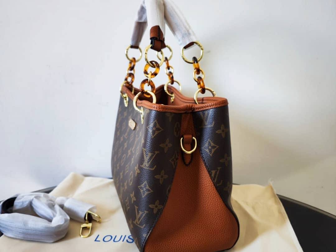 LV - Gucci
110 dhs❣️
size 30cm

Zain26
♥️♥️♥️