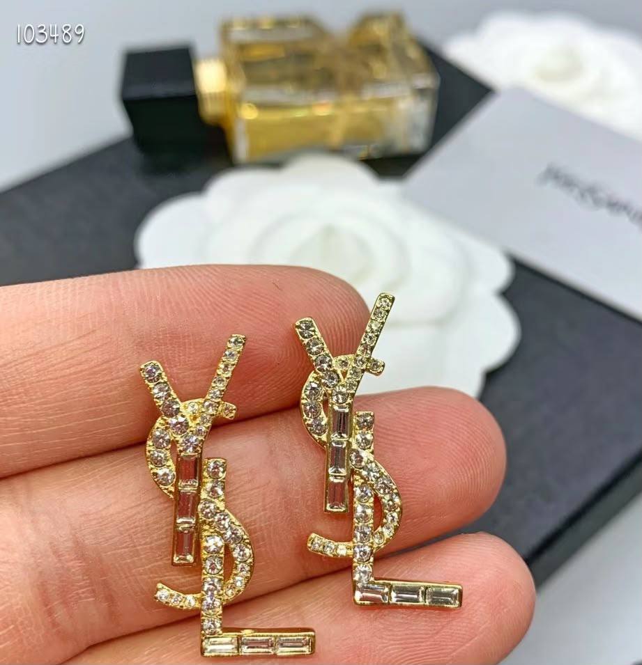 YSL
Earring 😍
Master quality 💯
With normal boxes 🗃️ 
55 dhs🇦🇪🇦🇪

Zain216
♥️♥️♥️
