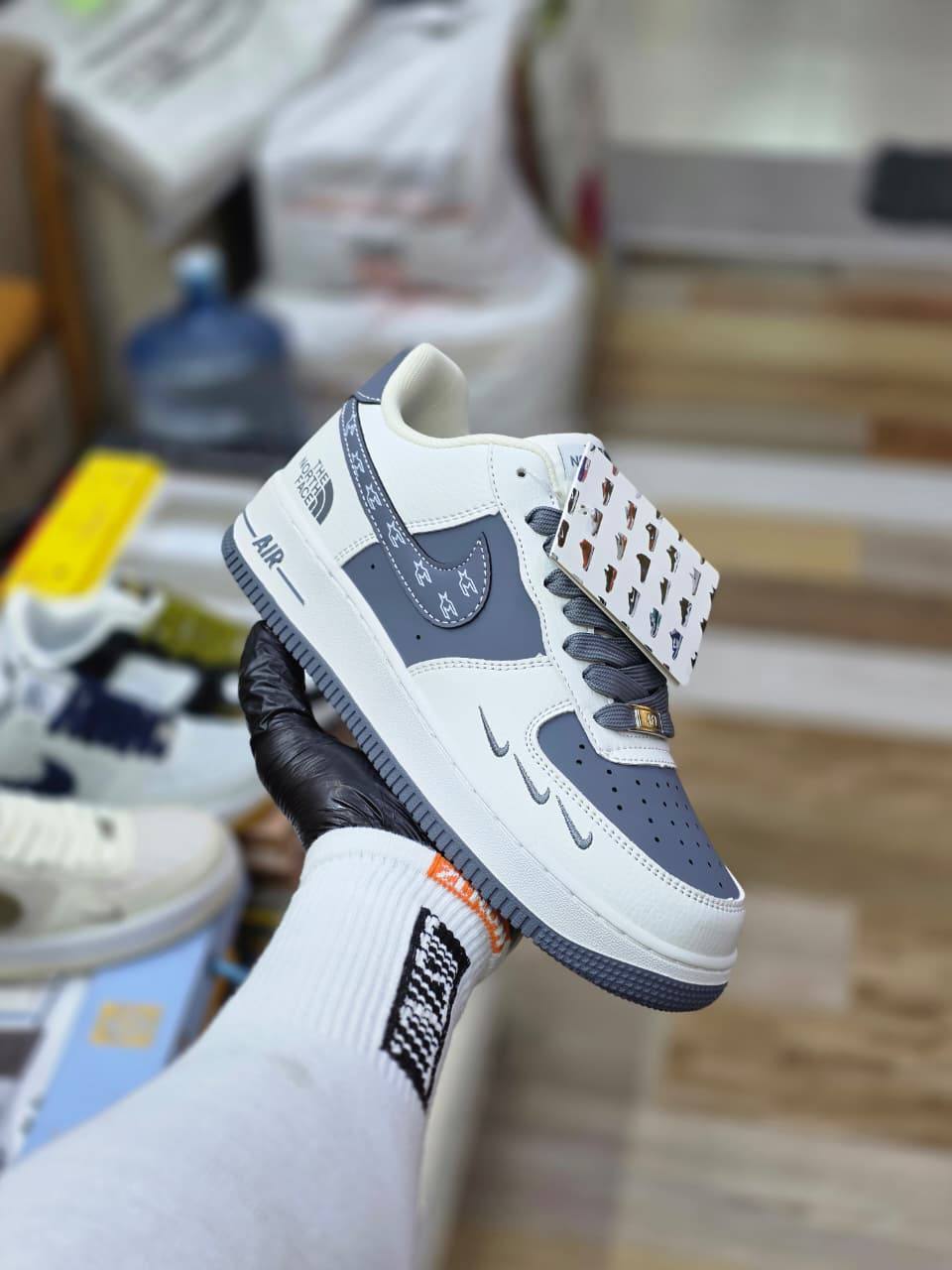 NIKE
Size 40 to 44 
100 dhs✅

Zain27
♥️♥️♥️