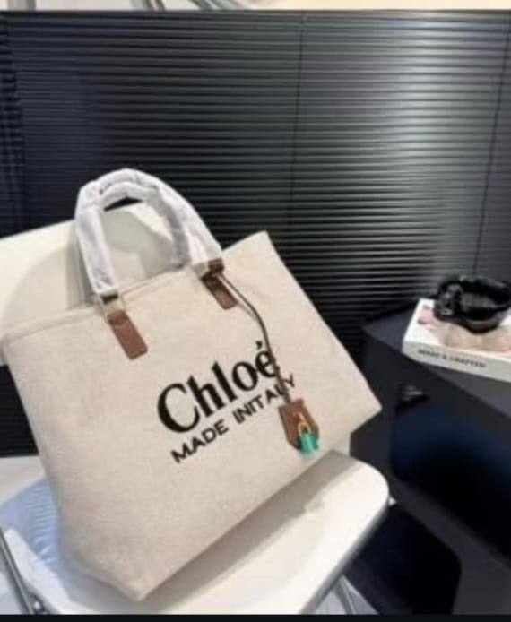Prada

with box
🎁🎁🎁

115 dhs🪙🌨️

Zain143
♥️♥️♥️