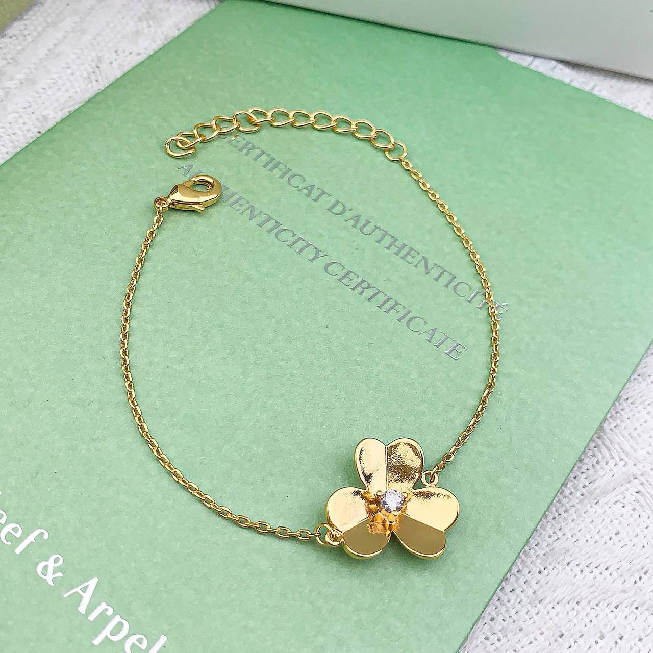 VCA SET ❤️‍🔥*
Necklace 🐦‍🔥
Earring 🦋
Bracelet 🌸
Master quality 💯
With normal boxes 📦 
170 dhs🪙🌨️
With master box 🗃️ 
250 dhs🪙🌨️

Zain216
♥️♥️♥️