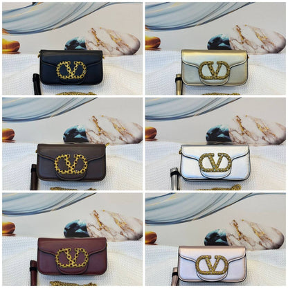VALENTINO 
BEST QUALITY WITH BOXS 
95 dhs✅
SIZE  18 CM

Zain290
♥️♥️♥️