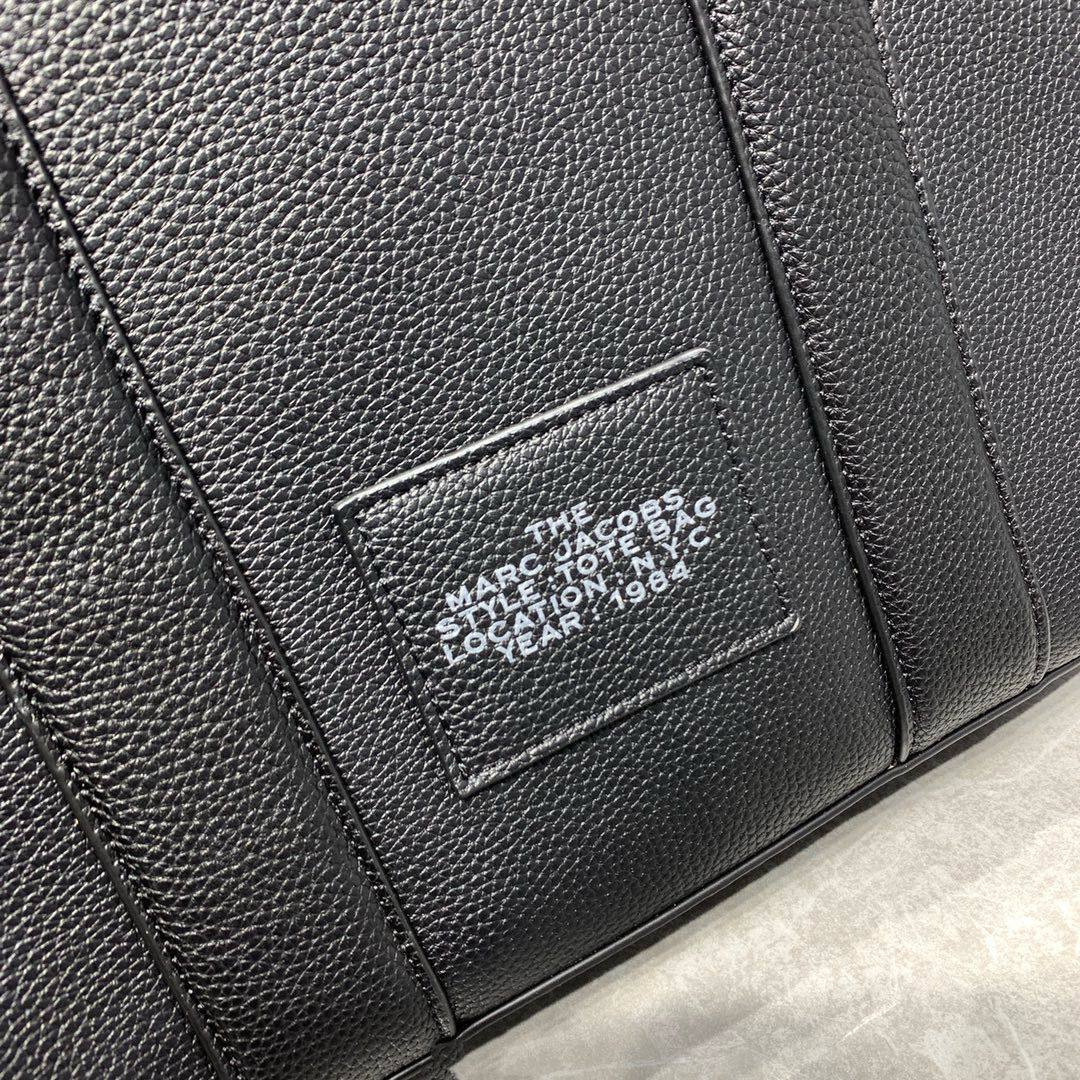 MARC JACOBS
 THE TOTE BAG 
GOOD QUALITY 
MEDIUM SIZE 
115 dhs✅

Zain39
♥️♥️♥️