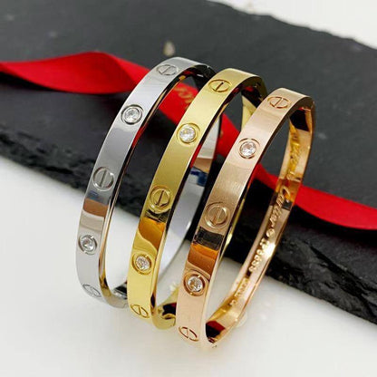 CARTIER MASTER
BANGLE💫✨
WITH SCREW
60 dhs✅ Each
WITH BOX AND PAPER BAG🎁🛍️
SIZES AVAILABLE
16-17-18-19

Zain89
♥️♥️♥️
